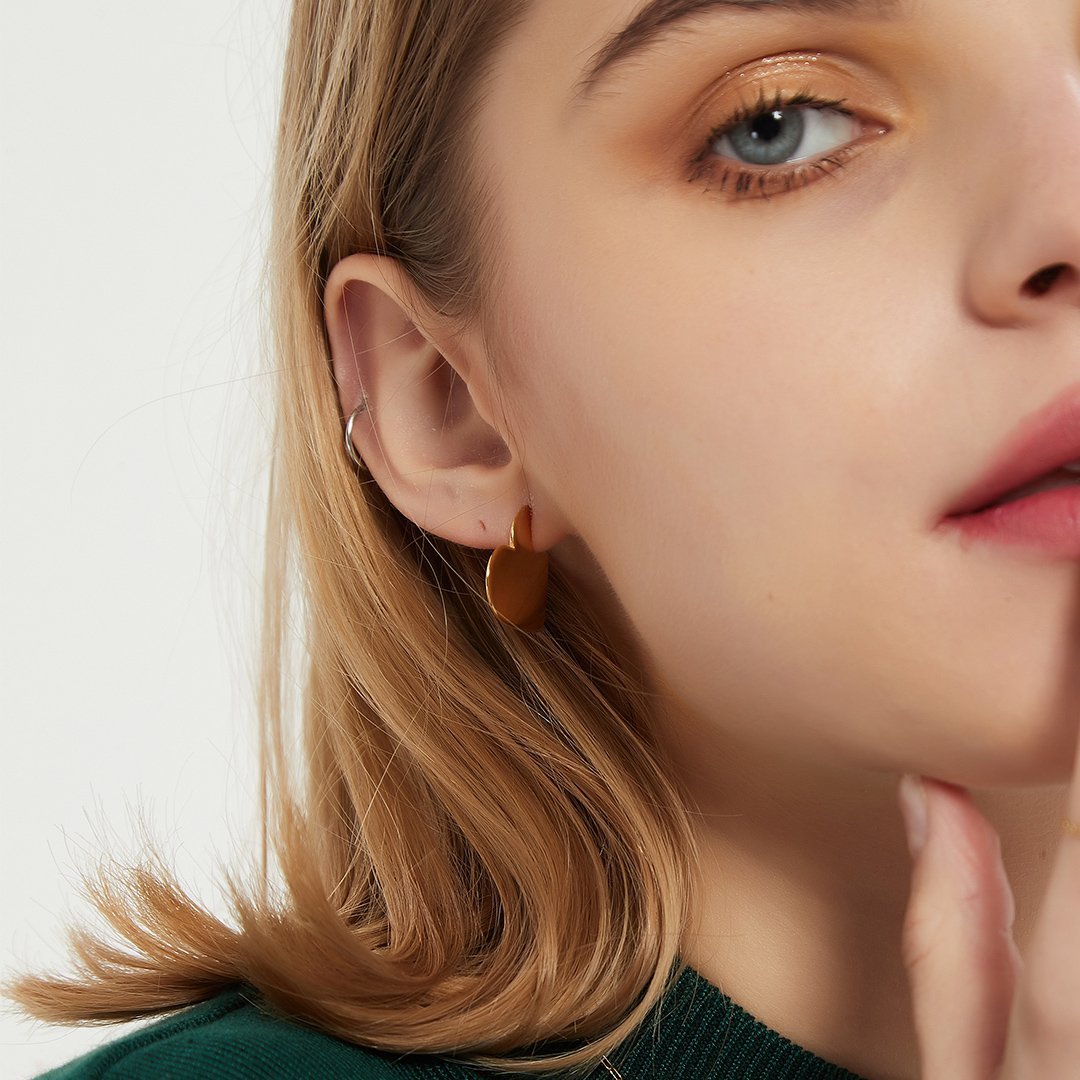 Love Heart Stud Earrings - ELIORA