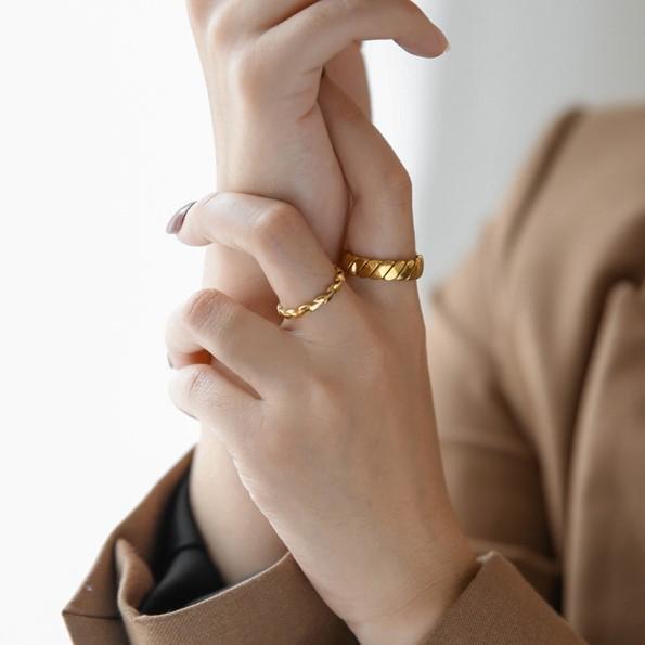 Shopper's Choice: Stainless Steel vs. Moissanite Jewelry